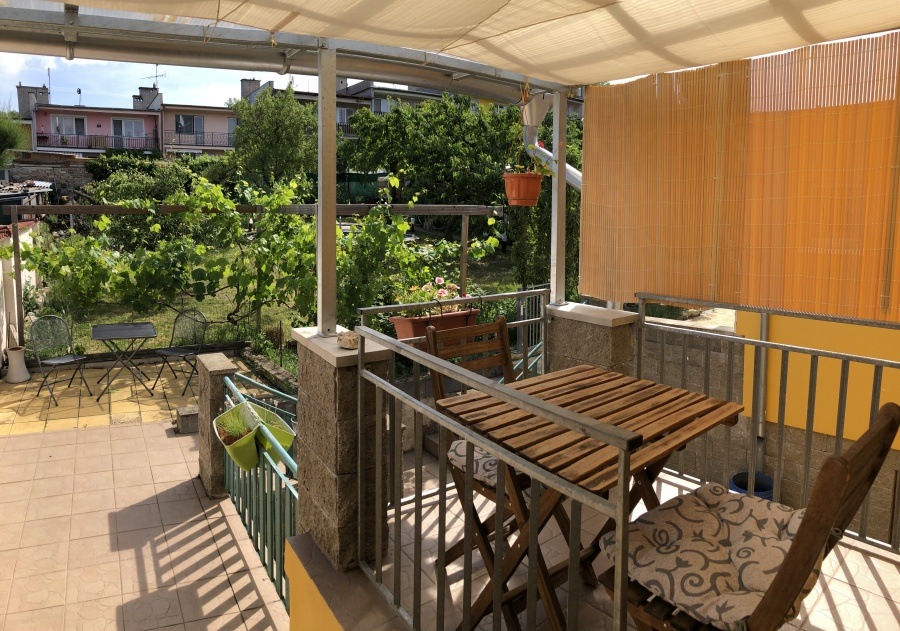 Kryté posezení na terase u apartmánu